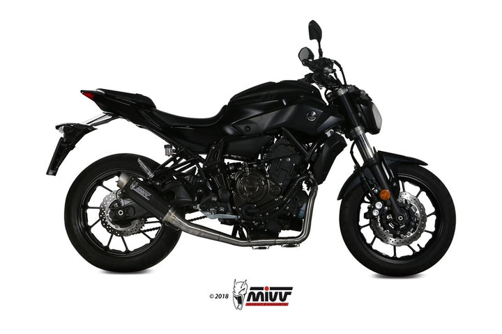 Yamaha MT-07 utrustad med MIVV GP PRO Full Exhaust System 00.73.Y.045.L2P, visad från sidan med komplett avgassystem i rostfritt stål.
