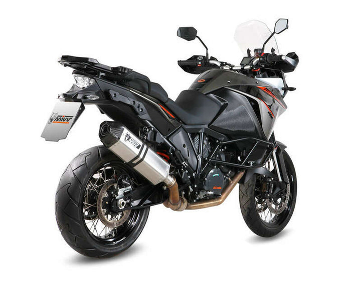 MIVV SPEED EDGE Slip-On KTM 1190 Adventure 00.73.KT.017.LRX installerad på KTM 1190 Adventure, bakifrån i vinkel för att visa avgassystemet.
