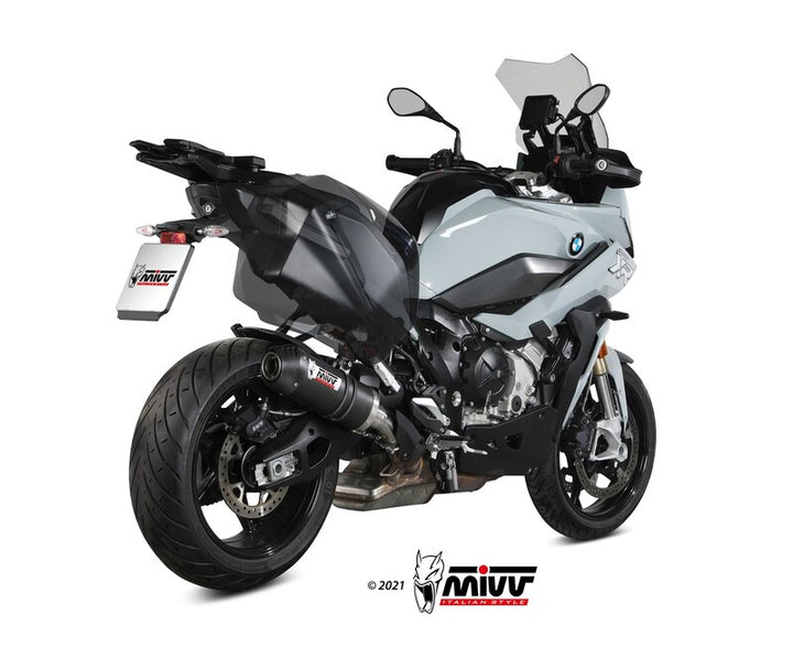 MIVV Oval Silencer Carbon monterad på BMW S1000XR B.039.L3C, visad bakifrån. Sportigt avgassystem för motorcykeltillbehör och reservdelar.