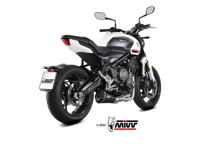 MIVV Delta Race Full Exhaust System Steel Black/Carbon monterad på Triumph Trident 660, visad bakifrån i högupplöst studiofoto.