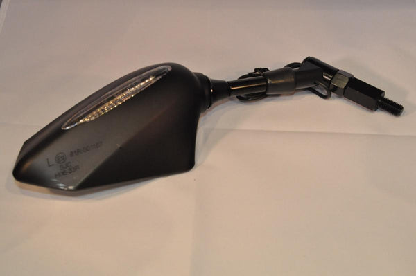 Toegang tot achteruitkijkspiegel met knipels voor de regel rechts.