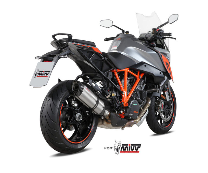 MIVV Suono Slip On Silencer KT.018.L7 monterad på KTM Superduke 1290 GT, visad bakifrån med sportig design och kolfiberdetaljer.