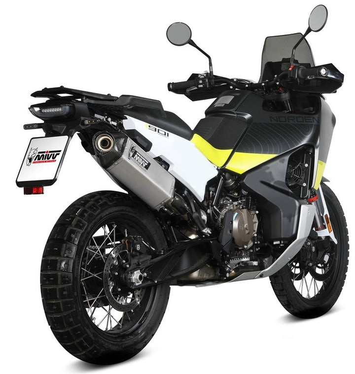 MIVV Speed Edge Silencer HU.002.LRX monterad på Husqvarna Norden 901, visad bakifrån i terrängredo konfiguration. Perfekt för reservdelar och tillbehör.