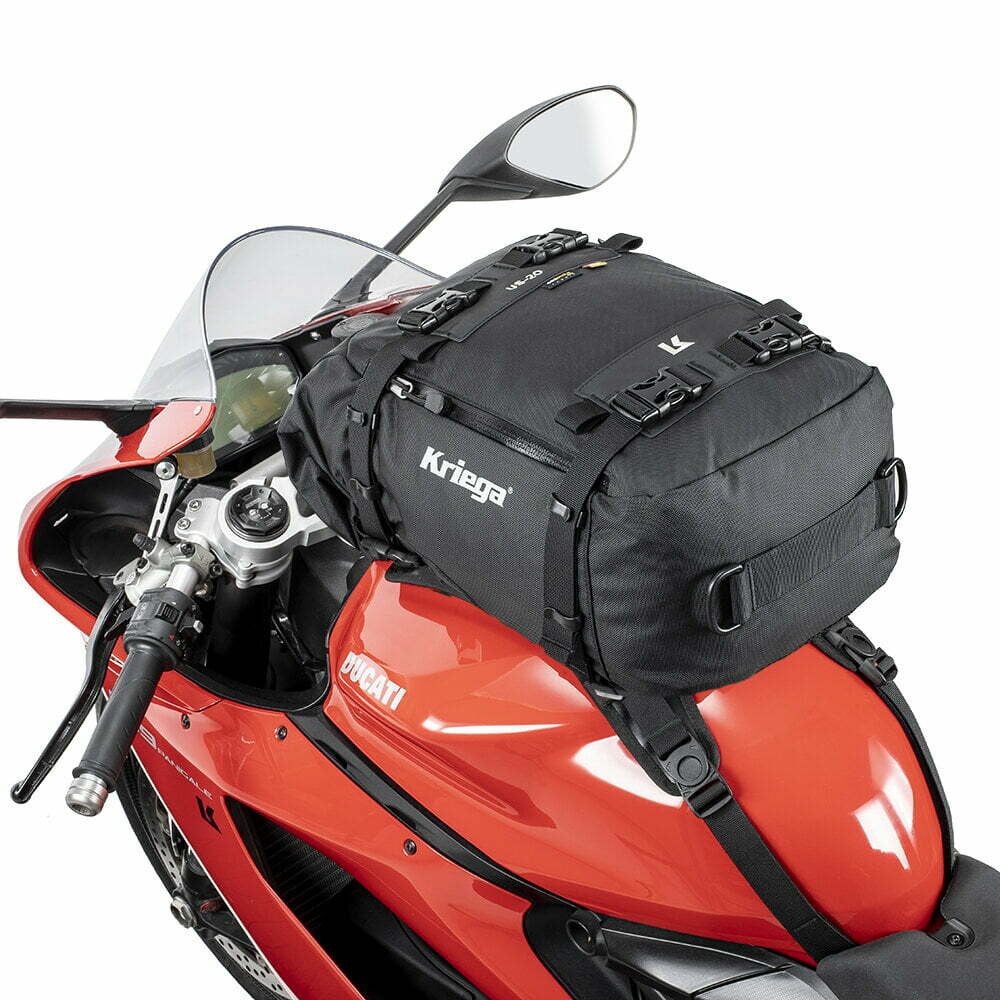 Kriega Drypack US 20 Svart monterad på en röd Ducati-motorcykel, säker fastsättning för extra förvaring vid motorcykelresor.