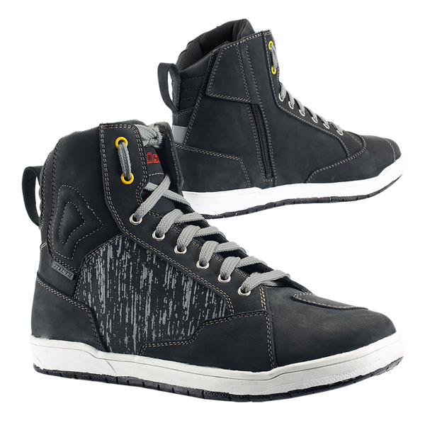 BÜSE Unisex Mc-Skor Short B67 Svart med robust design, svart läder, snörning och dragkedja. Perfekta för motorcykelsäkerhet och komfort.