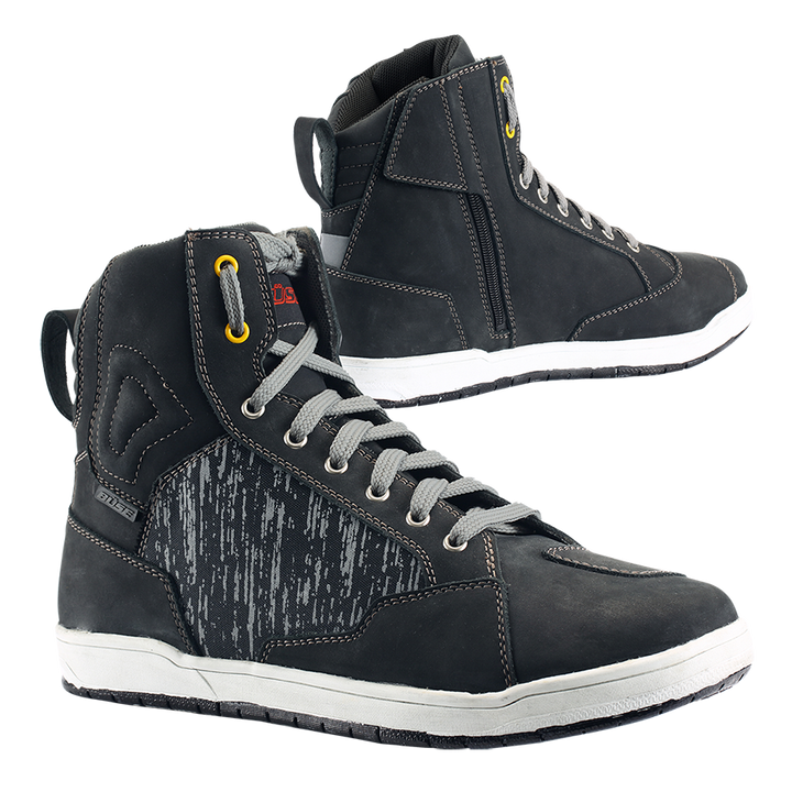 BÜSE Unisex Mc-Skor Short B67 Svart med robust design, svart läder, snörning och dragkedja. Perfekta för motorcykelsäkerhet och komfort.